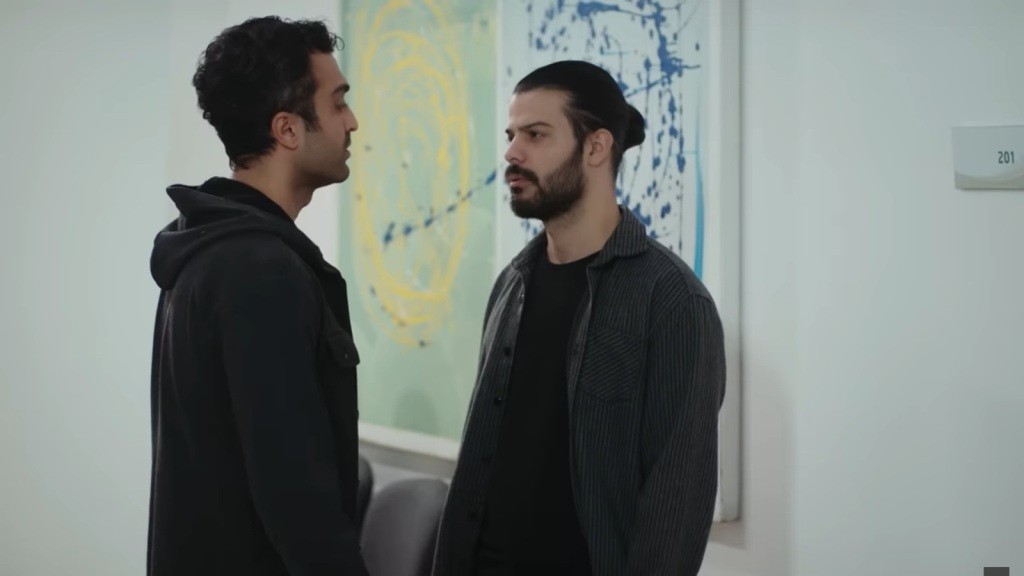 Ferit rozmawia z Volkanem w szpitalu.