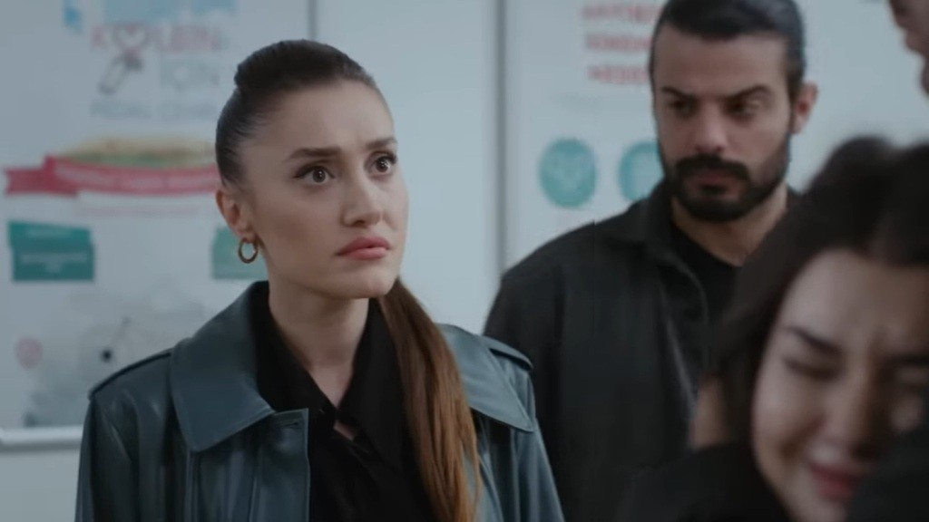 Derya pojawia się w szpitalu.