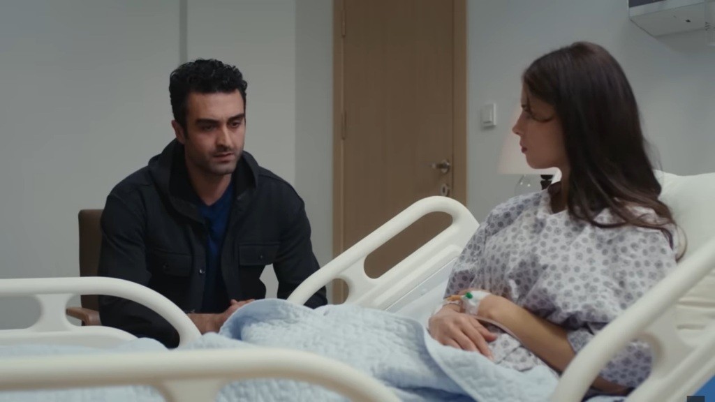 Ferit przy łóżku szpitalnym Ayse.