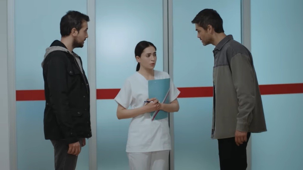 Mert, Nazli i Poyraz przed drzwiami intensywnej terapii.