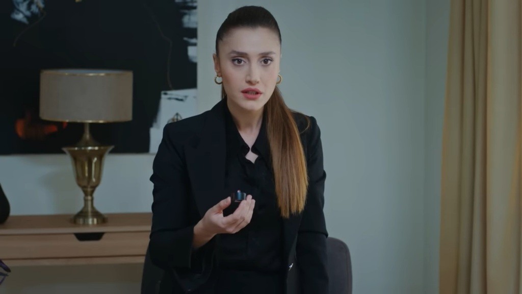 Derya znajduje urządzenie podsłuchowe.