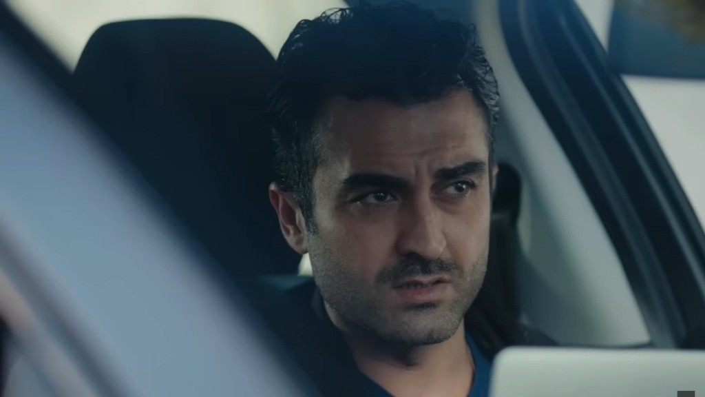 Ferit podczas obserwacji domu Leyli.
