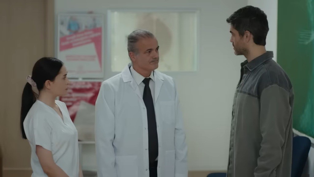 Nazli, lekarz i Poyraz na szpitalnym korytarzu.