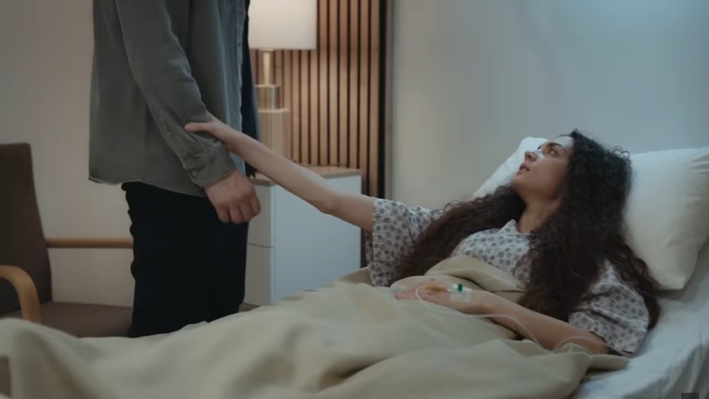 Nana tỉnh lại. Cô nắm lấy cẳng tay của Poyraz.