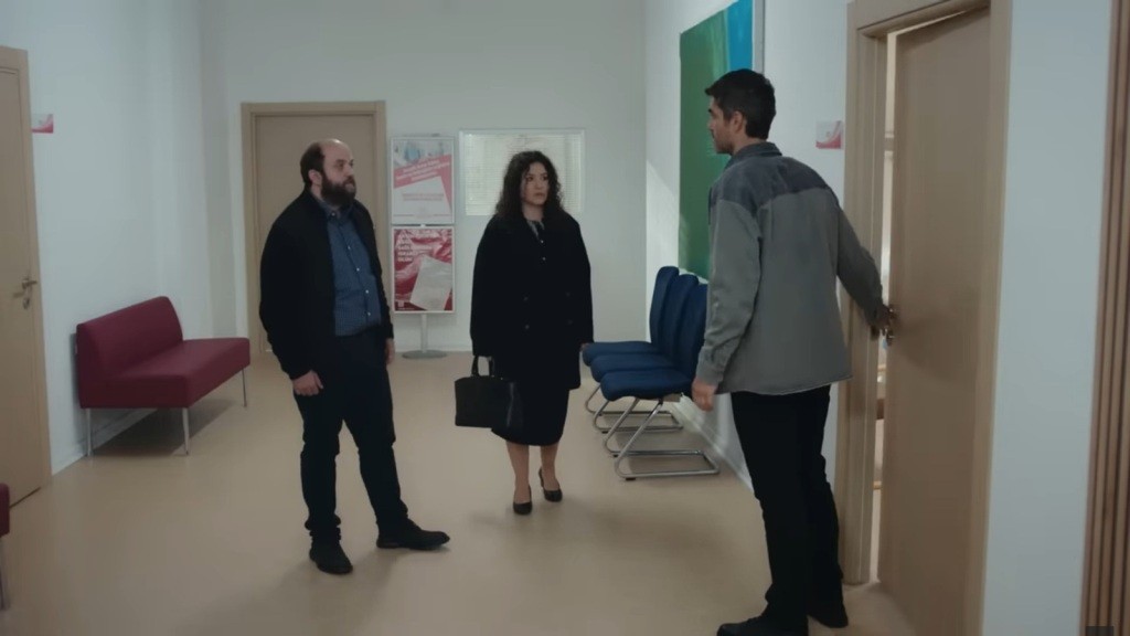 Poyraz rời khỏi phòng của Nana. Sahin và Cansel đang đợi ở hành lang.