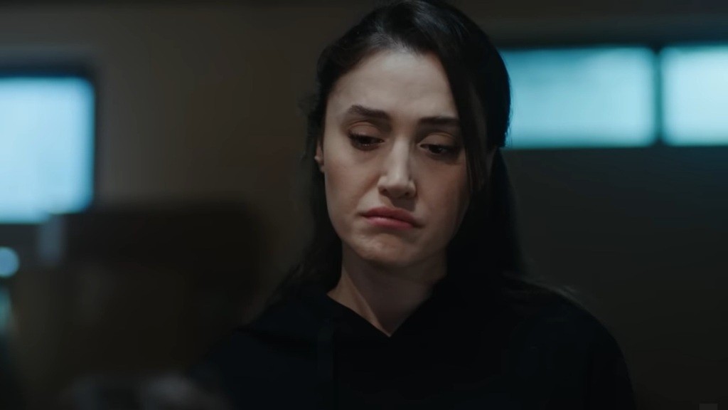 Derya trông có vẻ buồn bã.