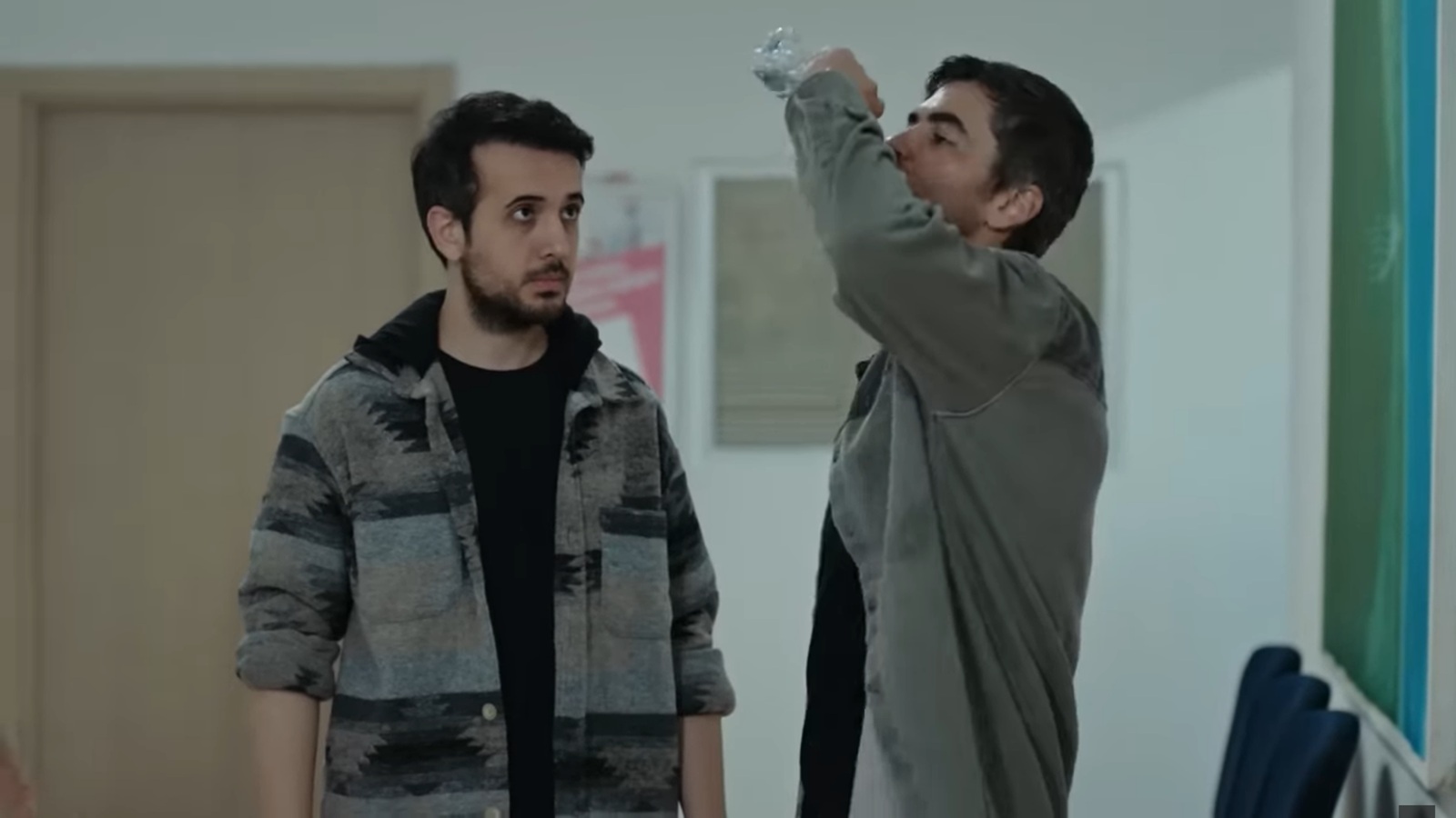 Mert patrzy, jak Poyraz łapczywie pije wodę z butelki.