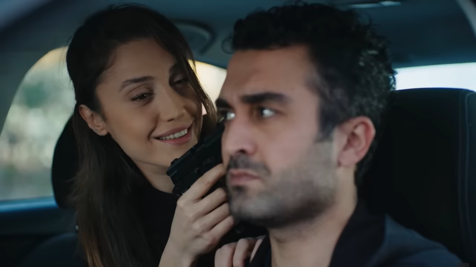 Derya zaskakuje Ferita z bronią w ręku w jego samochodzie.