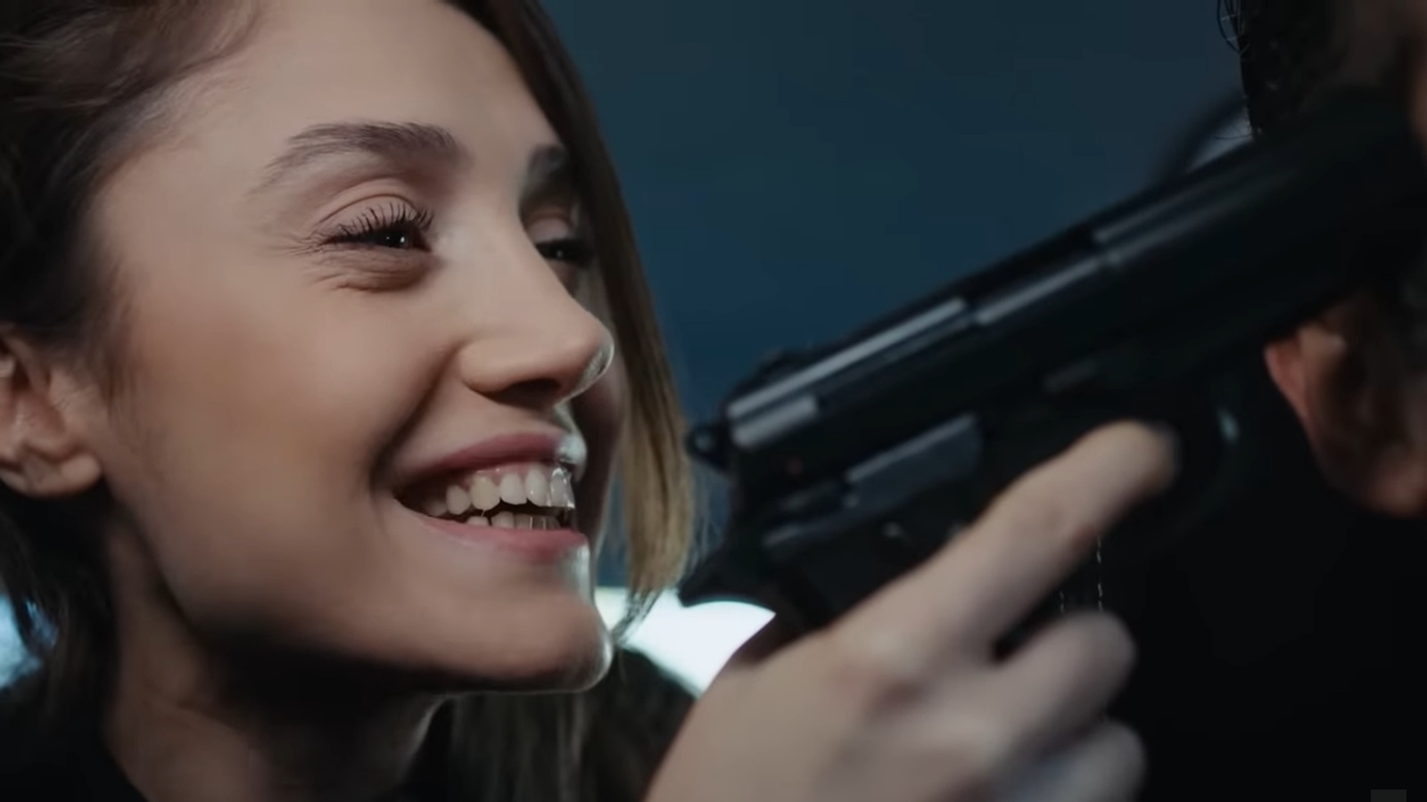 Derya uśmiecha się szeroko, trzymając broń przy głowie Ferita.