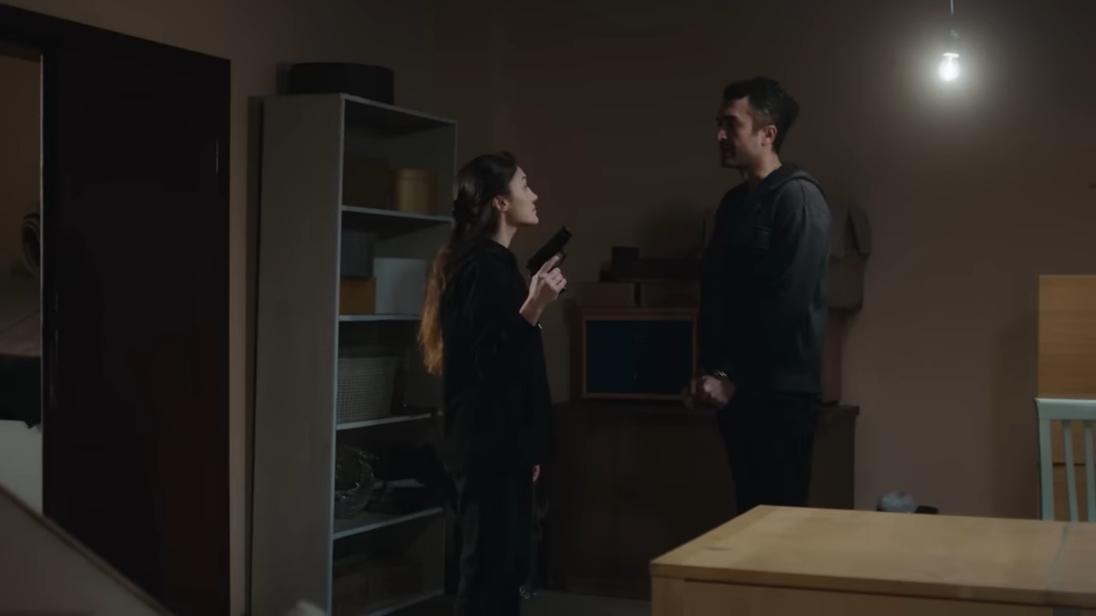 Derya zabiera Ferita do piwnicy, w której więziła Ayse.