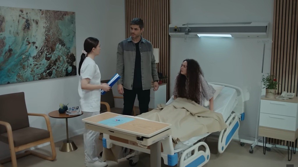 Scena w sali Nany. Nazli przynosi wieści od lekarza.