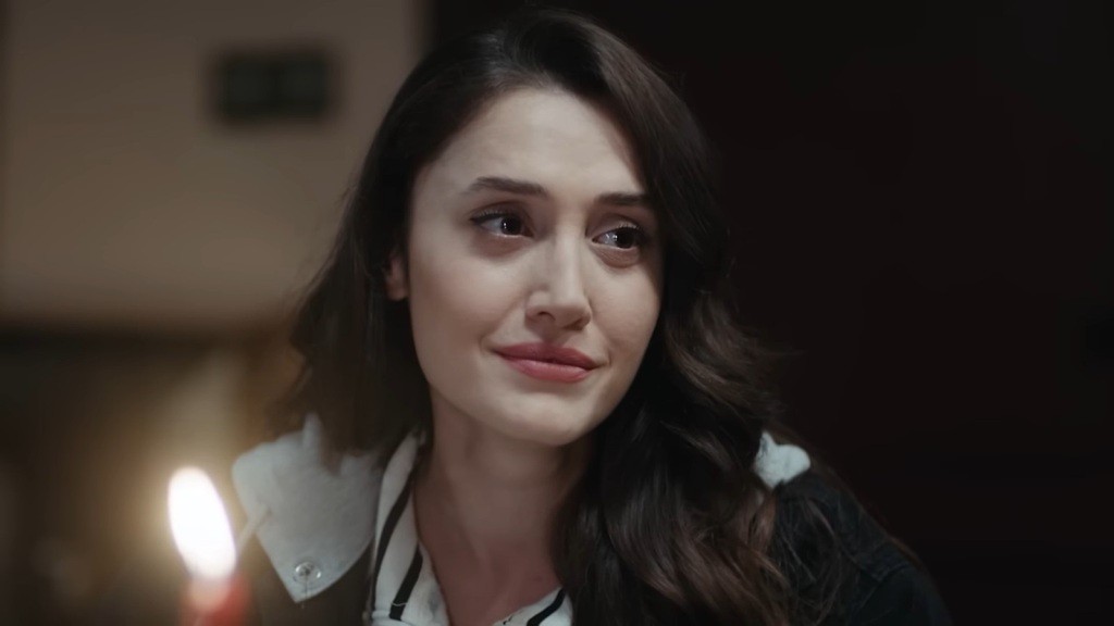Derya patrzy na Ferita zakochanymi oczami.
