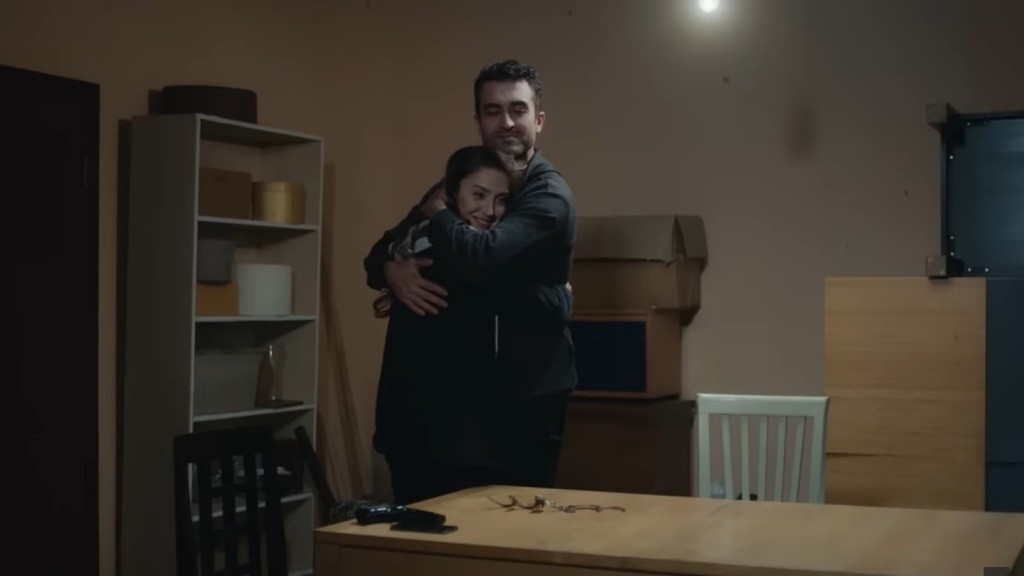 Ferit i Derya tulą się do siebie.