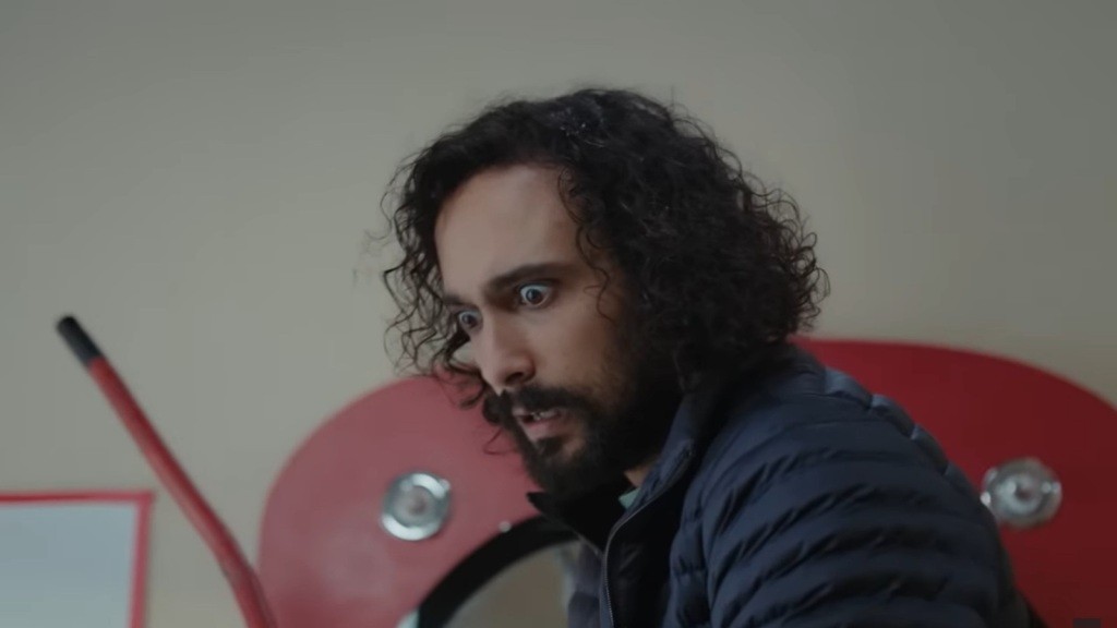 Semih trzyma w rękach kij od mopa.
