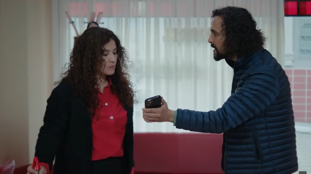 Semih jest wściekły. Pokazuje siostrze jej telefon.