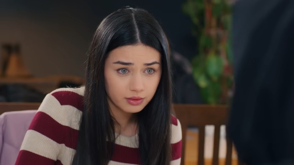 Bahar patrzy zmartwionym wzrokiem.