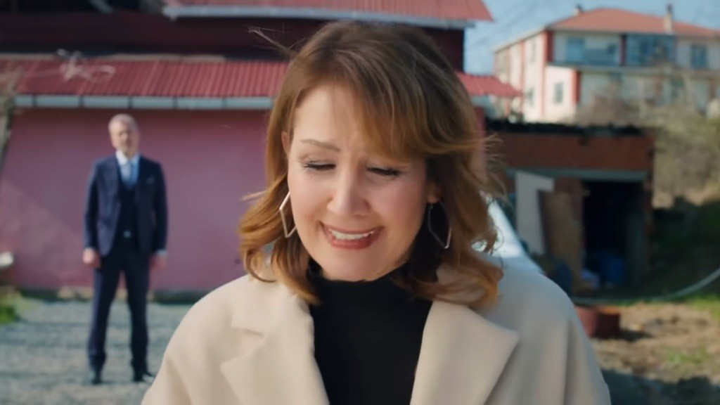 Zrozpaczona Feraye odchodzi, zostawiając męża daleko za sobą.