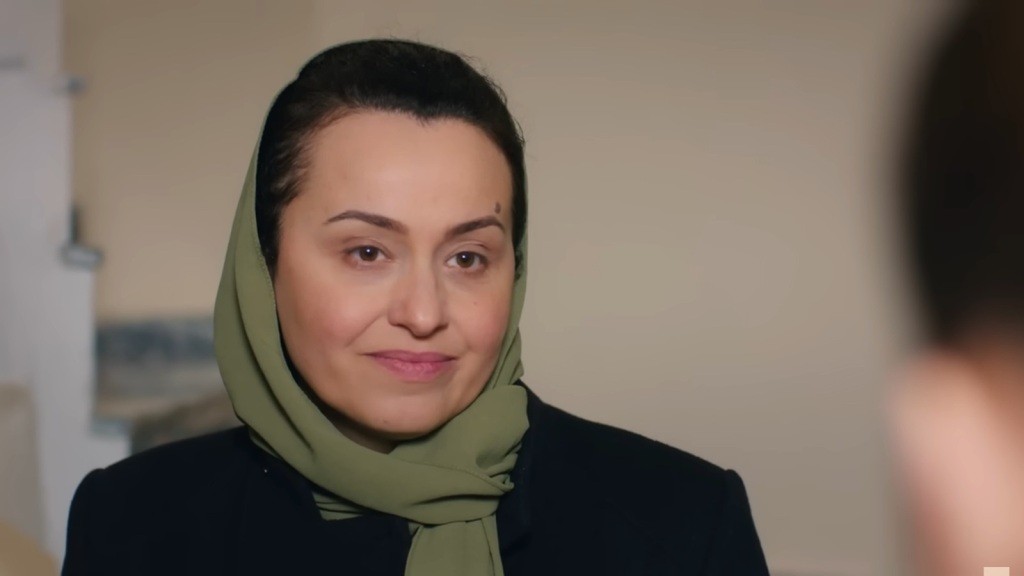 Cavidan spogląda z satysfakcją na stojącą przed nią córkę.
