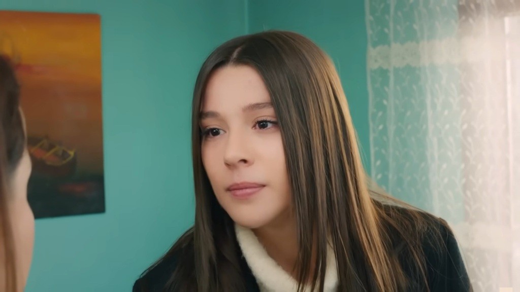 Zeynep patrzy na matkę z wyrzutem.