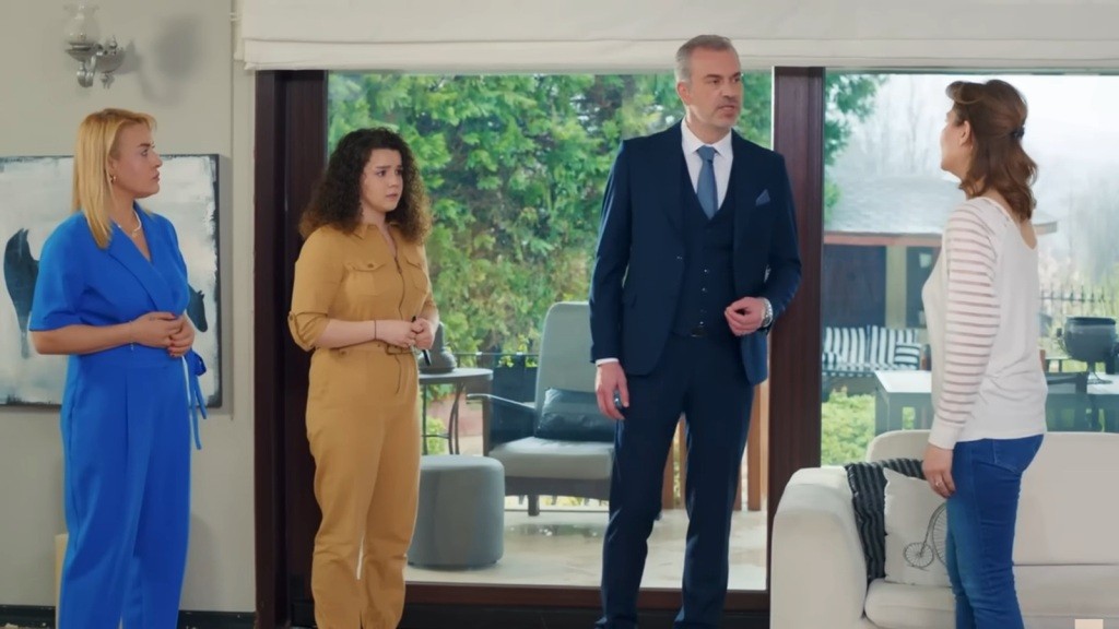Belkis, Melis, Bulent i Feraye podczas emocjonalnego starcia w salonie.