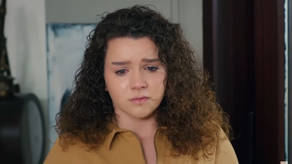 Zbliżenie na twarz zapłakanej Melis.