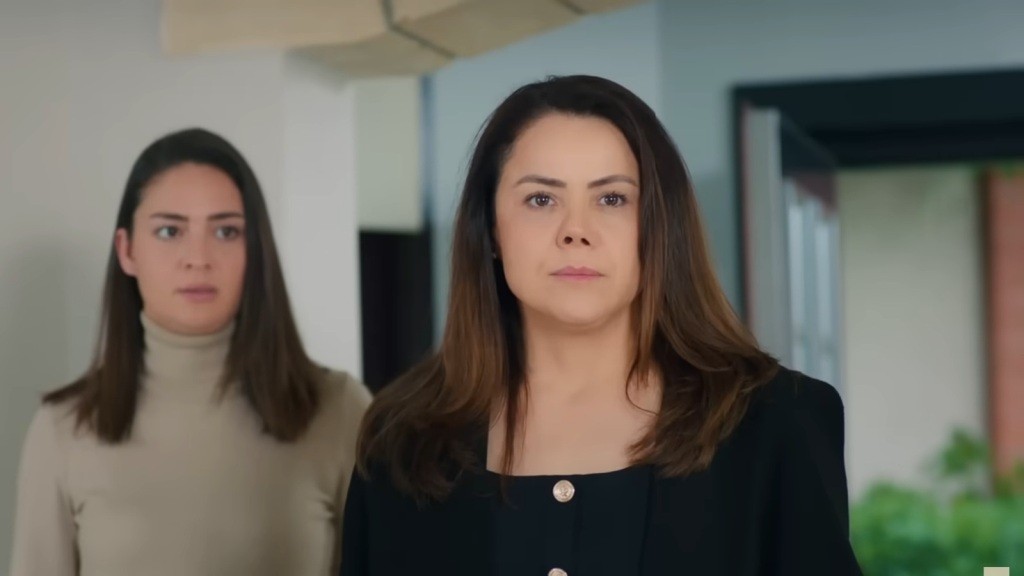 Gonul w domu Bulenta. Tuż za jej plecami stoi Yildiz.
