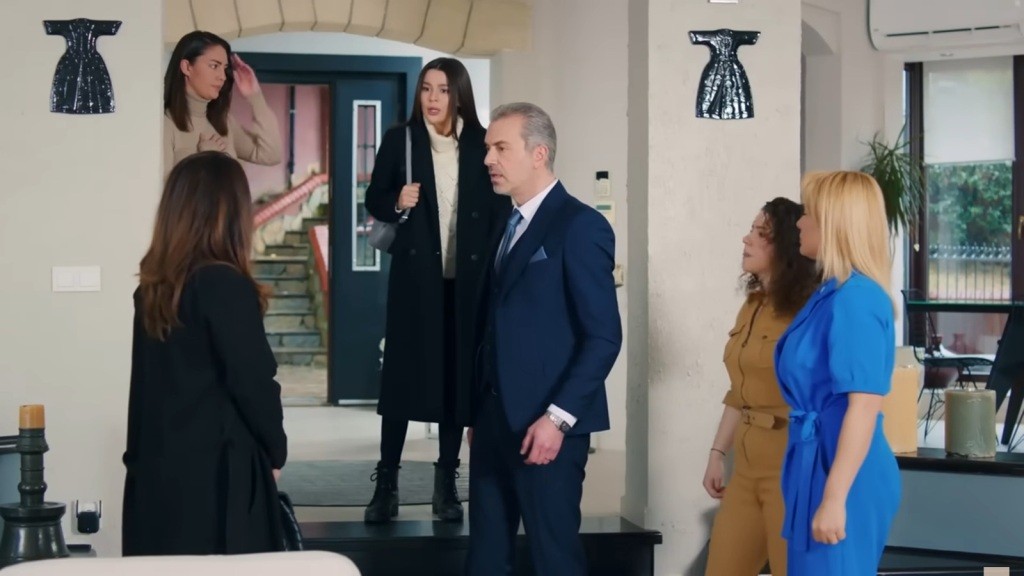 Bulent stoi naprzeciwko Gonul. Zeynep patrzy z niedowierzaniem na matkę. W pomieszczeniu znajdują się także Yildiz, Melis i Belkis.