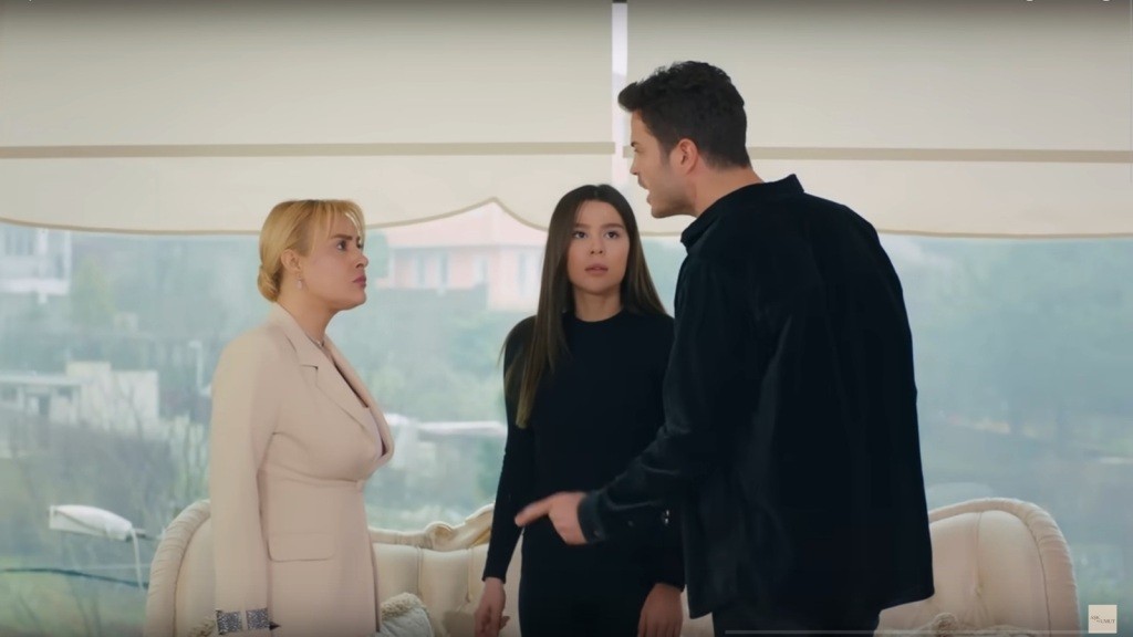 Ege odpowiada ostro swojej mamie. Pomiędzy nimi stoi Zeynep.