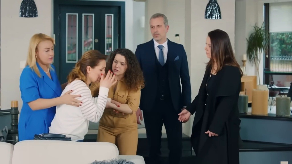 Belkis i Melis przytrzymują zdruzgotaną Feraye. Obok stoją Bulent i Gonul.