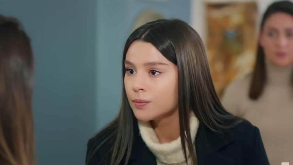 Zeynep patrzy gniewnie na matkę.