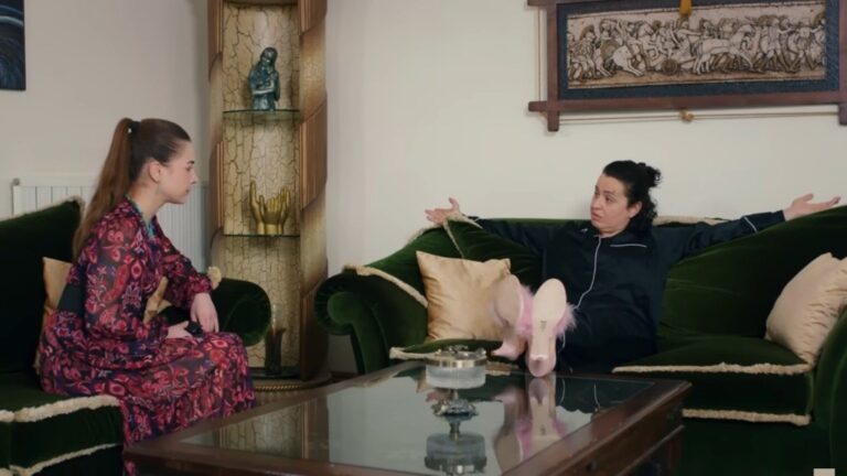 Cavidan siedzi wygodnie na kanapie. Jej córka, Sila, siedzi na kanapie obok.