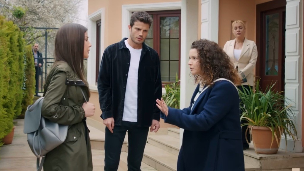 Kłótnia Melis i Zeynep przed domem Belkis. W tle widać stojącego za ogrodzeniem lichwiarza.