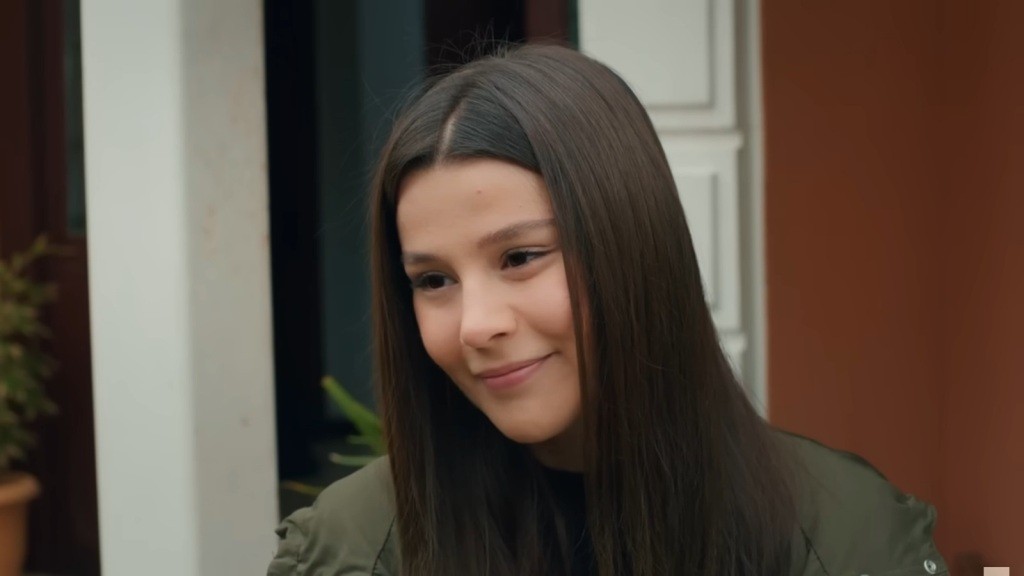 Zeynep uśmiecha się z politowaniem.