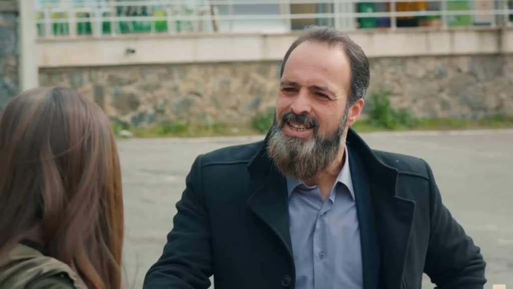 Lichwiarz zaczepia Zeynep.