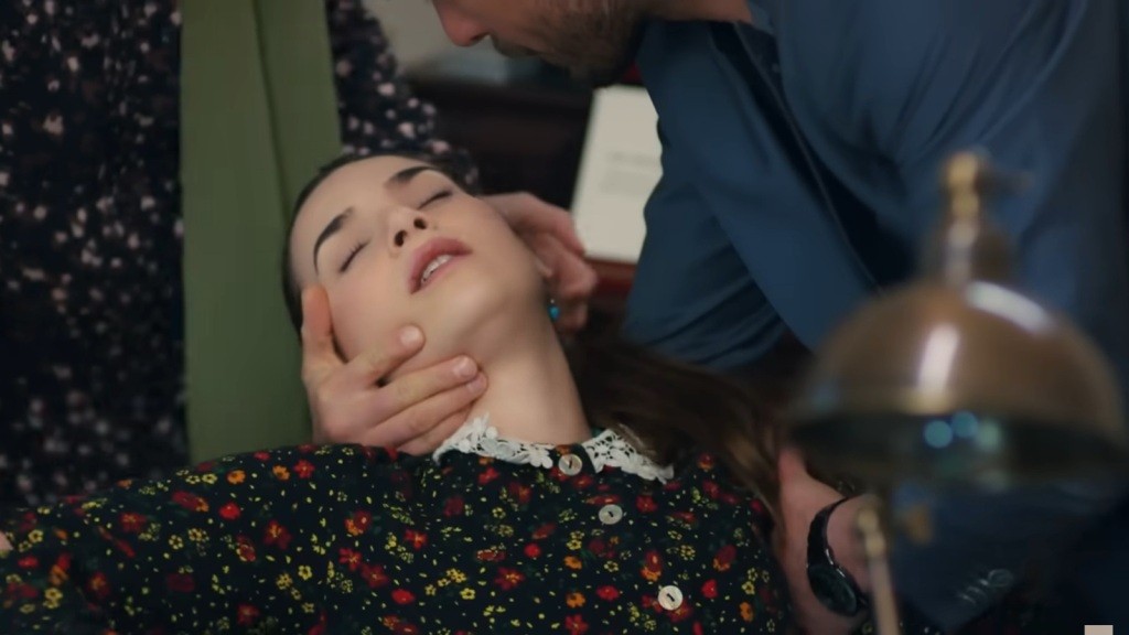 Sila mdleje w ramionach Kuzeya.