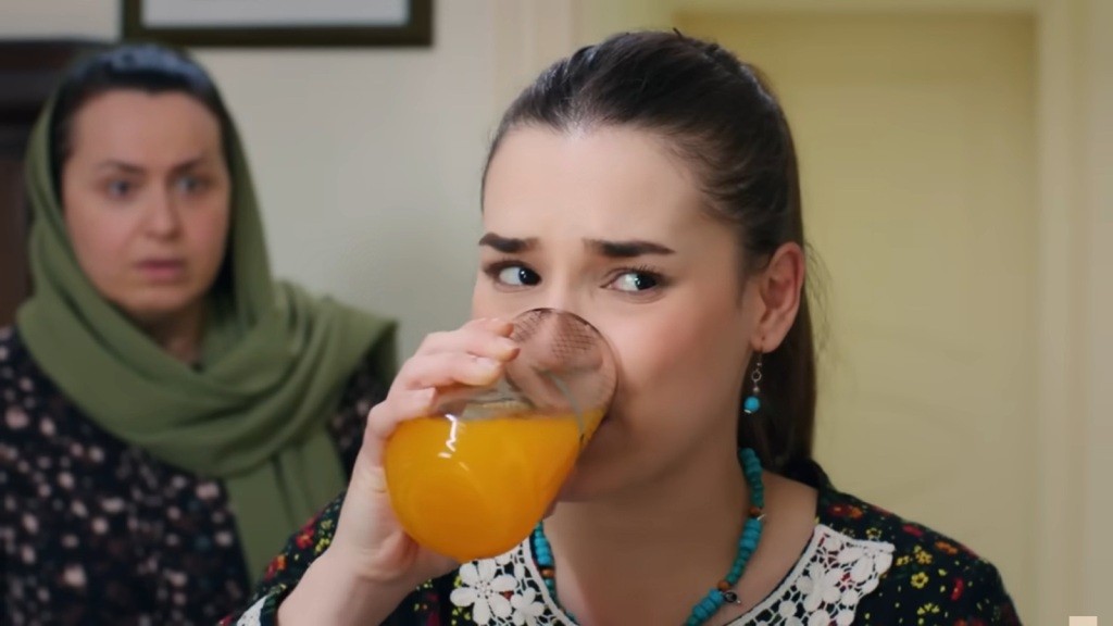 Sila wypije duszkiem sok Kuzeya. Za nią znajduje się Cavidan.