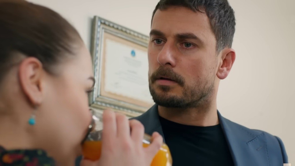 Kuzey patrzy zaskoczonym wzrokiem na Silę pijącą łapczywie sok.