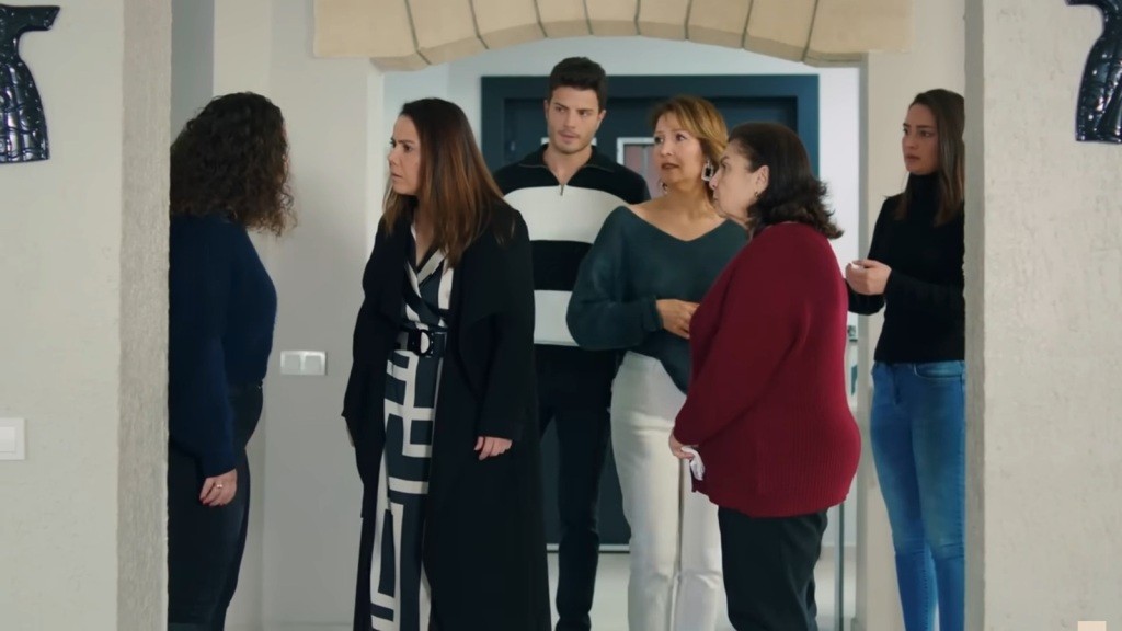 Gonul wbija groźne spojrzenie w Melis. Tuz za nią znajdują się Ege, Feraye i Naciye, a nieco dalej Yildiz.