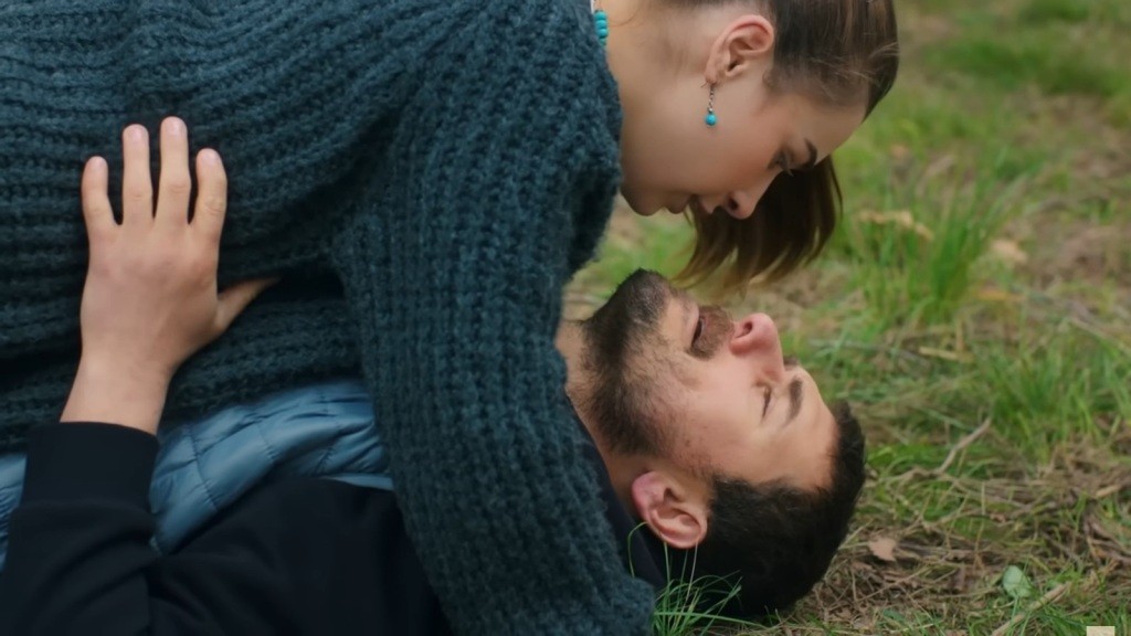 Sila leży na Kuzeyu, a on obejmuje ją w talii.