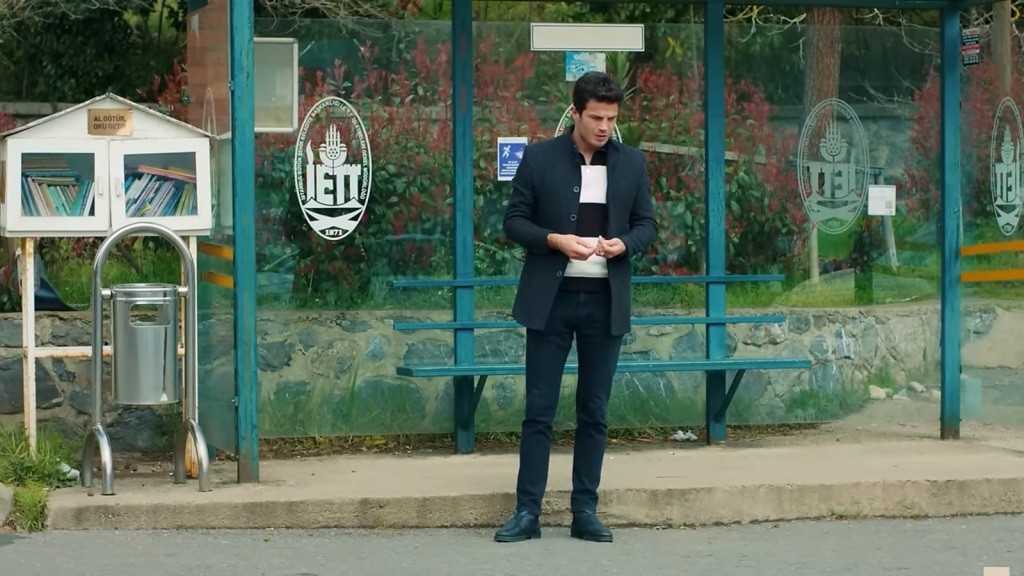 Ege na przystanku autobusowym.