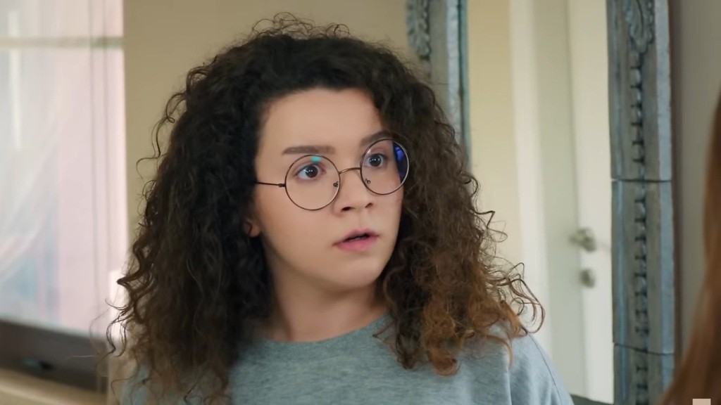 Melis nosi okulary kujonki, a jej oczy są szeroko otwarte, pełne zaskoczenia.