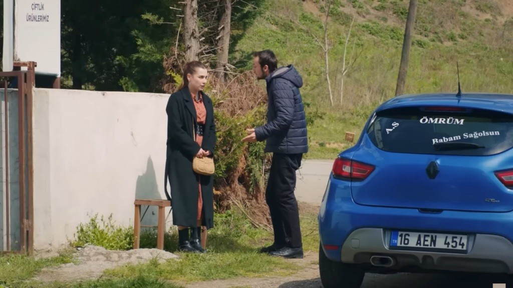 Alper dopada Silę na drodze za wioską.