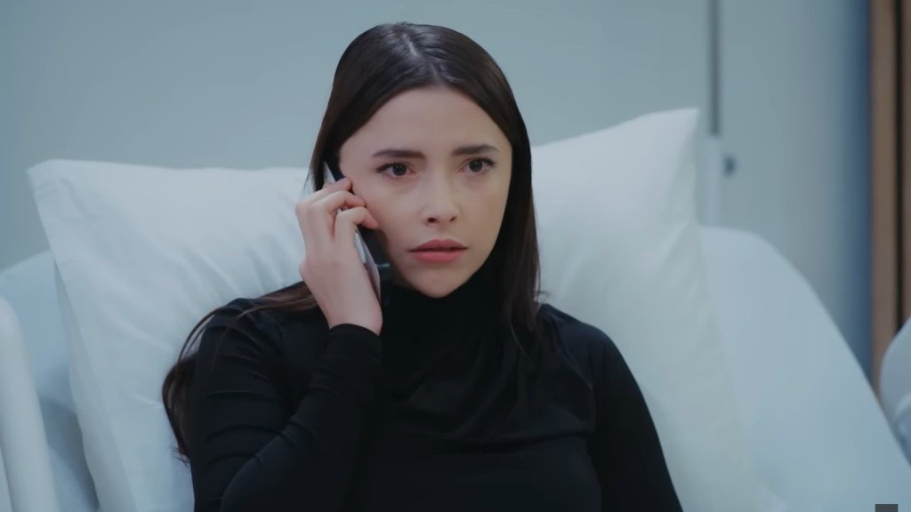Przygnębiona Ezgi rozmawia przez telefon.