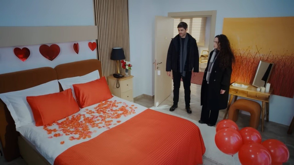 Nana i Poyraz w przystrojonym dla nowożeńców pokoju hotelowym.