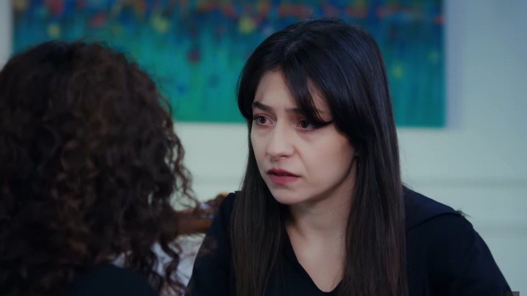 Sibel patrzy z niepokojem na Cansel.