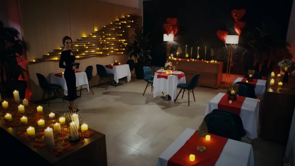 Nana wchodzi do pustej restauracji, romantycznie udekorowanej.