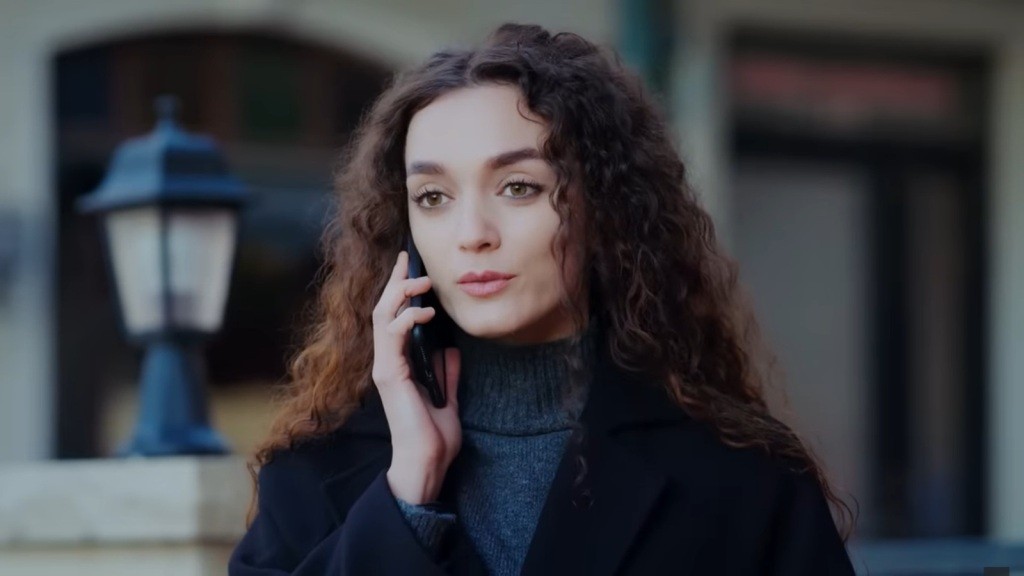 Nana rozmawia przez telefon.