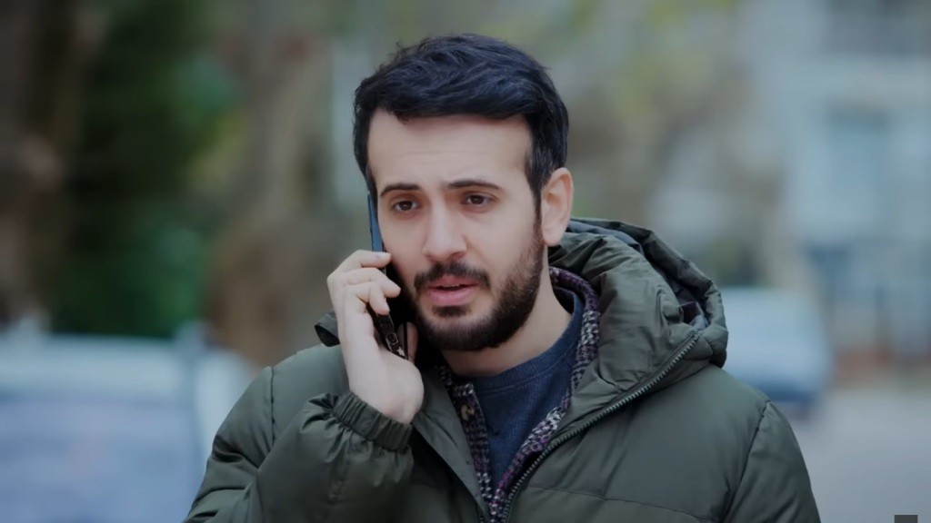 Mert rozmawia przez telefon.