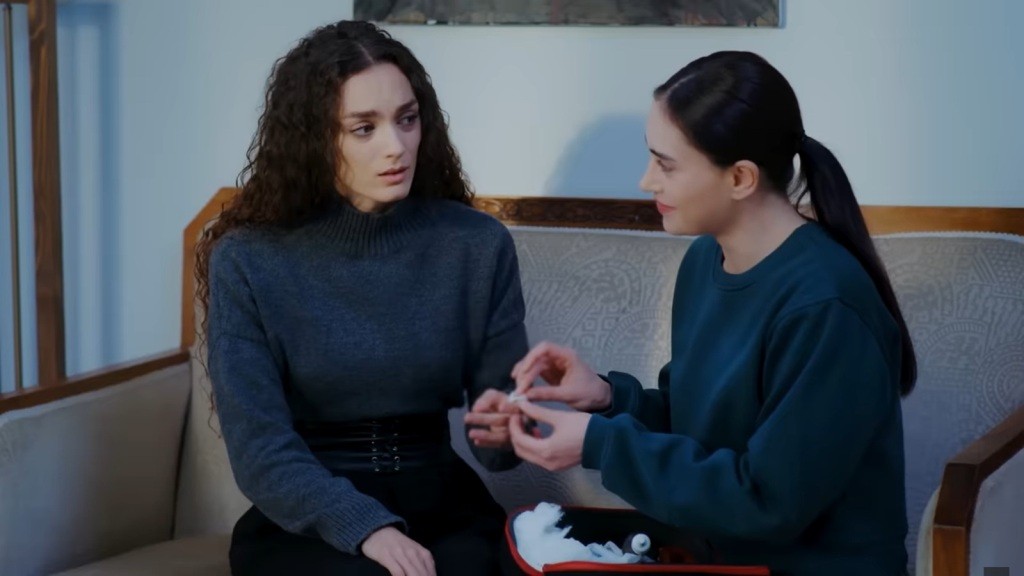 Nazli opatruje palec Nany.