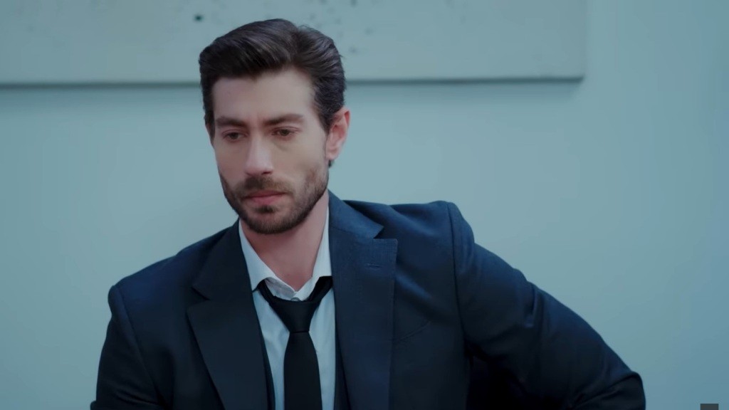 Sinan odwraca głowę.